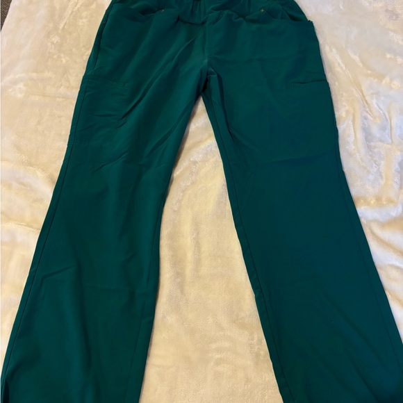 Green Cherokee scrub set - Picture 4 of 6